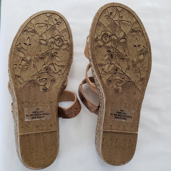 Avenue || Brown 8W Tooled Toe Loop Slide Sandals - Picture 5 of 5